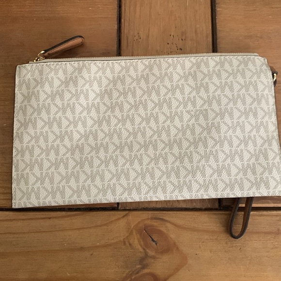 Michael Kors - Picture 2 of 4